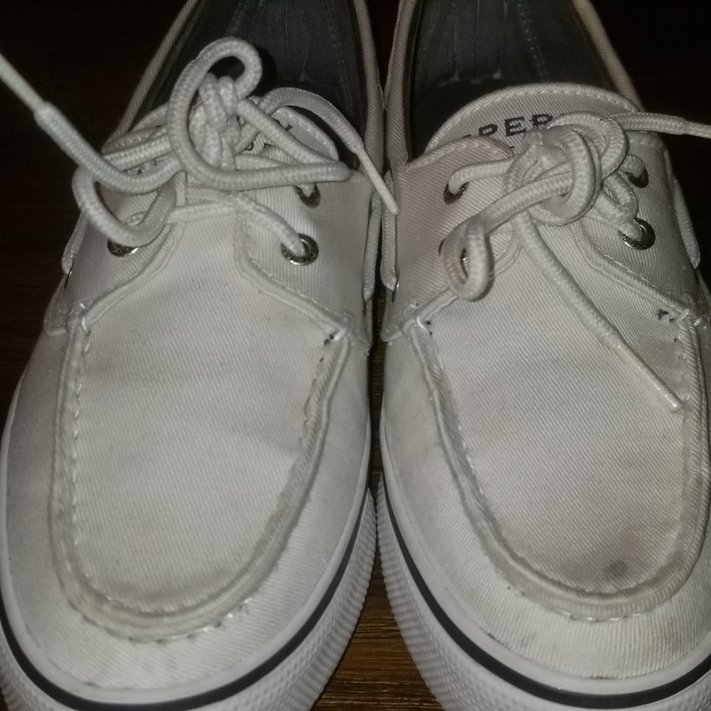 I'm selling white pair Sperry shoes